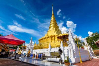 Gleaming chedi at Wat Phra That Chae Haeng