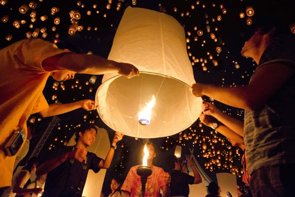 chiang-mai-floating-lanterns